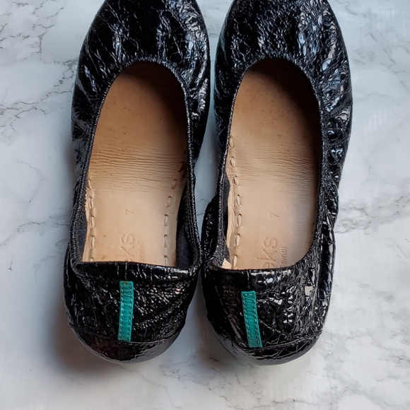 Tieks obsidian black croc patent leather ballet flats with box and flower - Picture 5 of 17